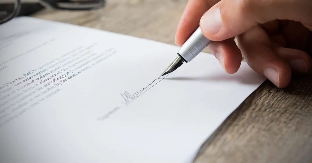Islak imza nedir, resmi evraklarda mavi kalemle atılan imza örneği ve adli belge inceleme detayları.