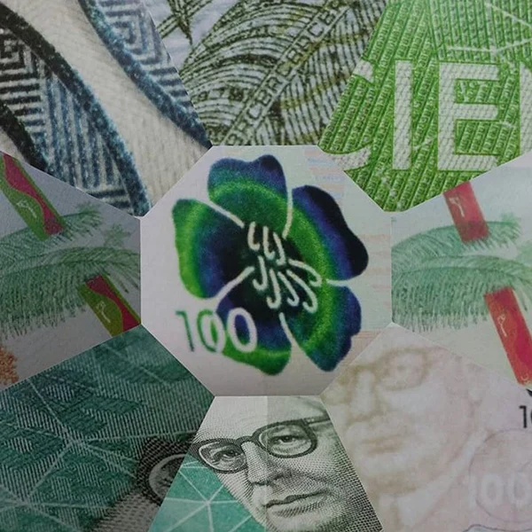 Belge sahteciliği tespiti için optik cihazlarla doküman incelemesi yapan kriminal uzman